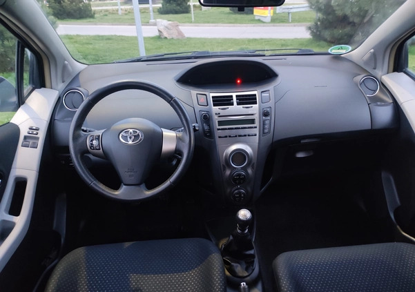 Toyota Yaris cena 18999 przebieg: 142000, rok produkcji 2010 z Strzegom małe 37